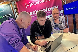Pimcore-Geschäftsführer Dietmar "Dietz" Rietsch auf dem +Pluswerk-Stand während der Pimcore Inspire 2024